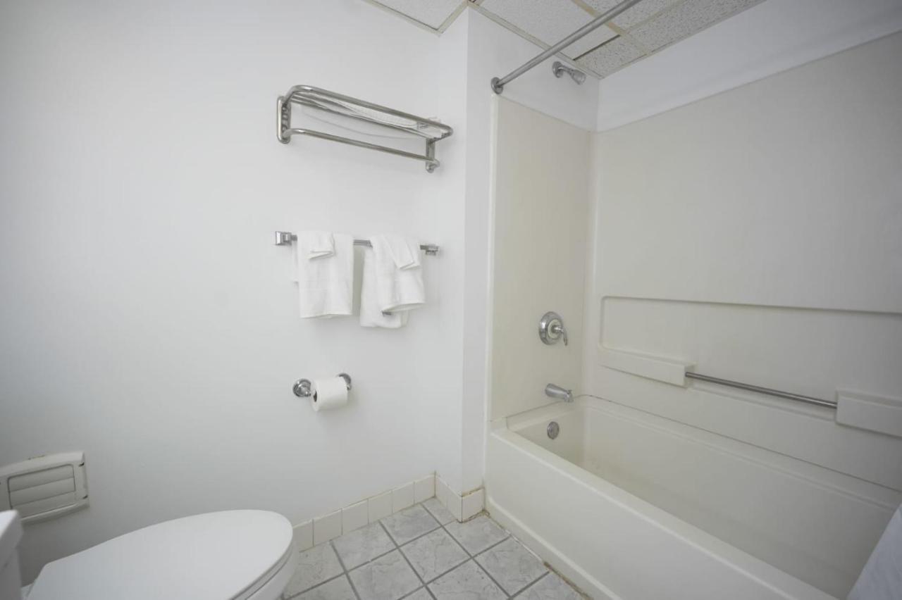 Greenwoods Inn & Suites Berlin Dış mekan fotoğraf